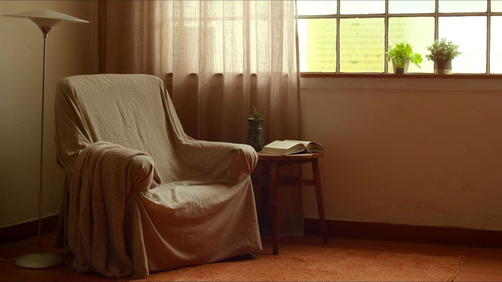 Ambiente acolhedor de casa com luz natural