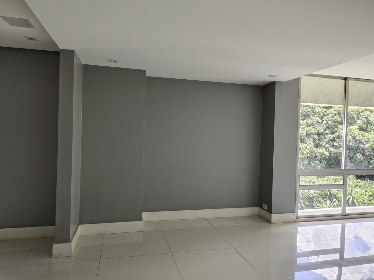 Sala vazia com paredes cinza, antes