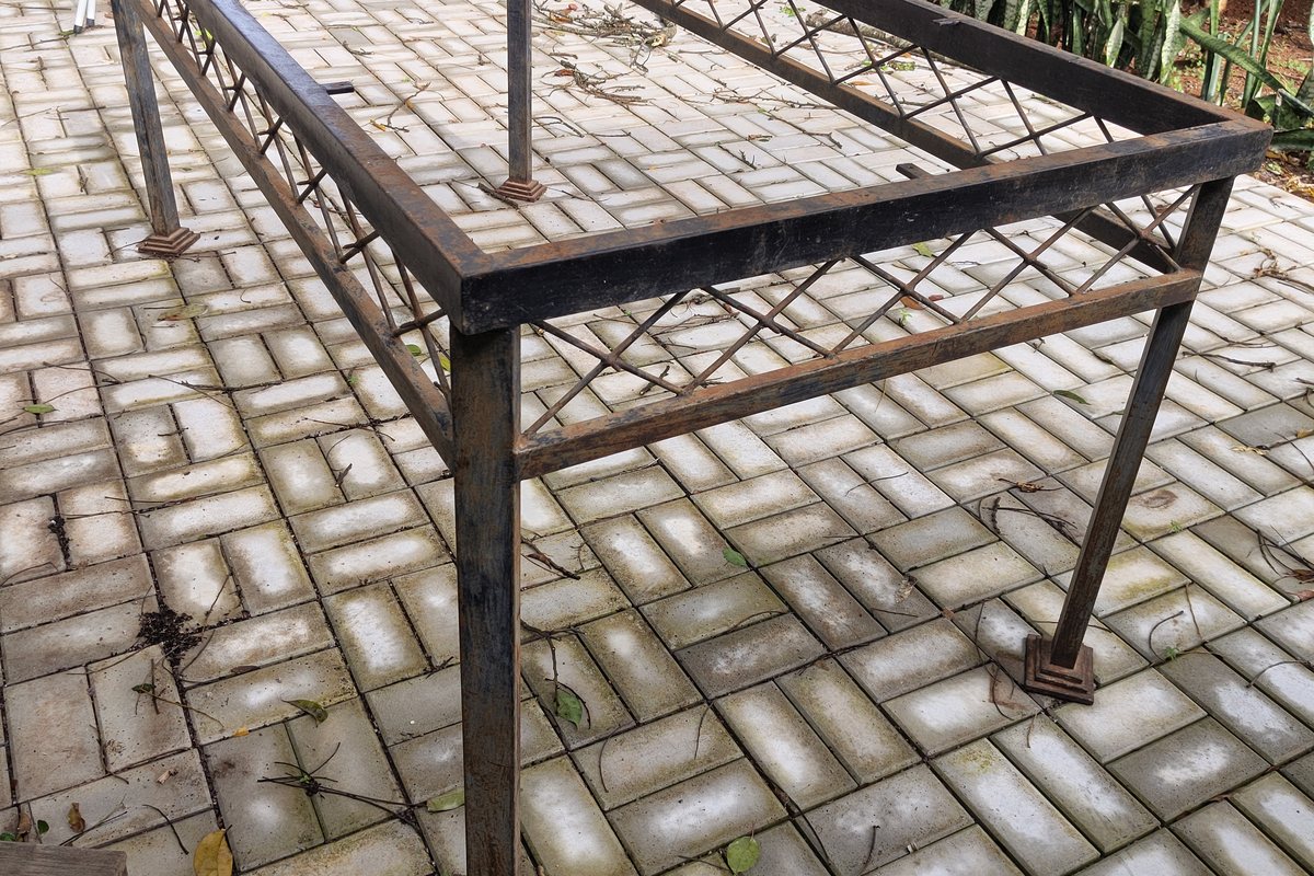 Estrutura de ferro enferrujada, antes da recuperação