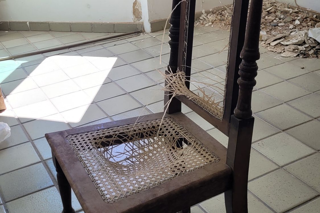 Cadeira antiga com palhinha rompida, antes do restauro