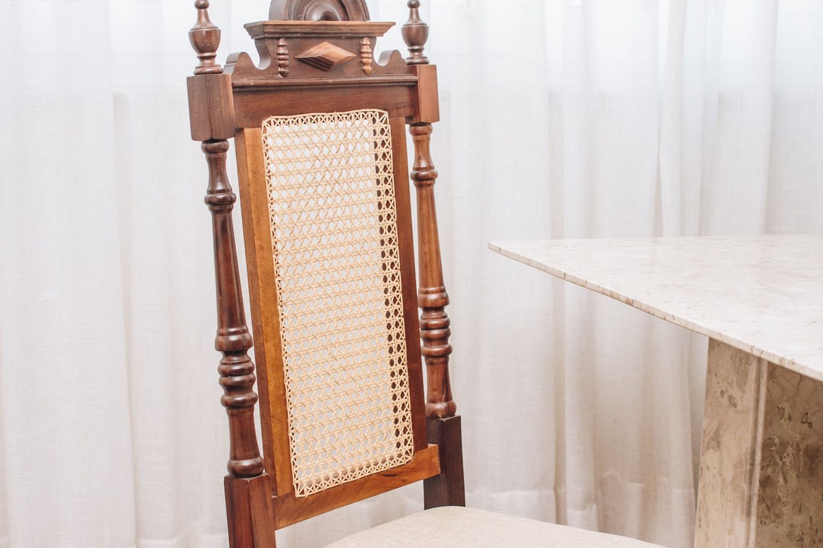 A mesma cadeira restaurada, com palhinha nova e assento estofado